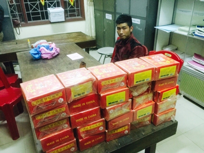 Đối tượng Tuấn c&ugrave;ng to&agrave;n bộ tang vật tại cơ quan điều tra.