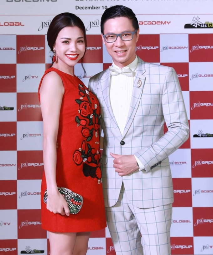 Tr&agrave; Ngọc Hằng v&agrave; Anh Qu&acirc;n s&aacute;nh đ&ocirc;i trong buổi khai trươngc&ocirc;ng ty giải tr&iacute; H&agrave;n Quốc