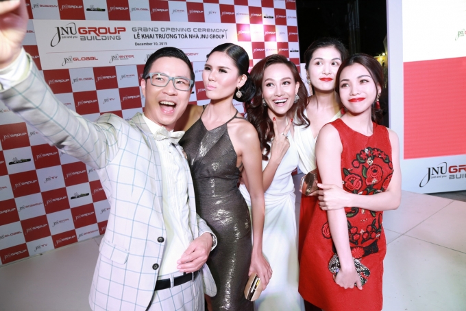 Tr&agrave; Ngọc Hằng v&agrave; MC Anh Qu&acirc;n vui vẻ chụp h&igrave;nh c&ugrave;ng c&aacute;c người.