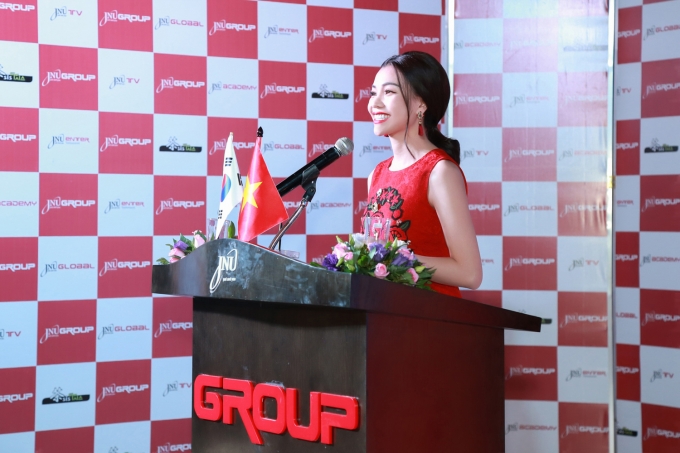 Tr&agrave; Ngọc Hằng tươi tắn ph&aacute;t biểu trong buổi k&yacute; kết với c&ocirc;ng tyJNU
