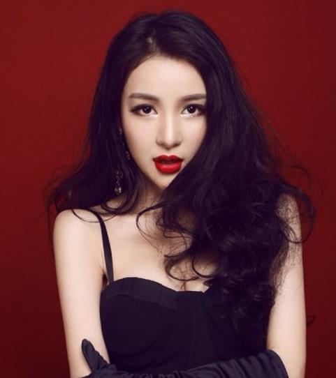 C&ocirc; được biết đến l&agrave; ca sỹ nhưng kh&ocirc;ng được đ&aacute;nh gi&aacute; cao về giọng h&aacute;t. Ảnh: internet.