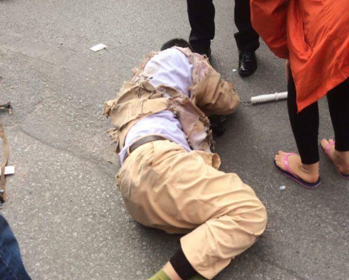 &nbsp;Thượng &uacute;y Nguyễn Quốc Đạt bị thương nặng sau khi bị chiếc xe tải k&eacute;o đi.