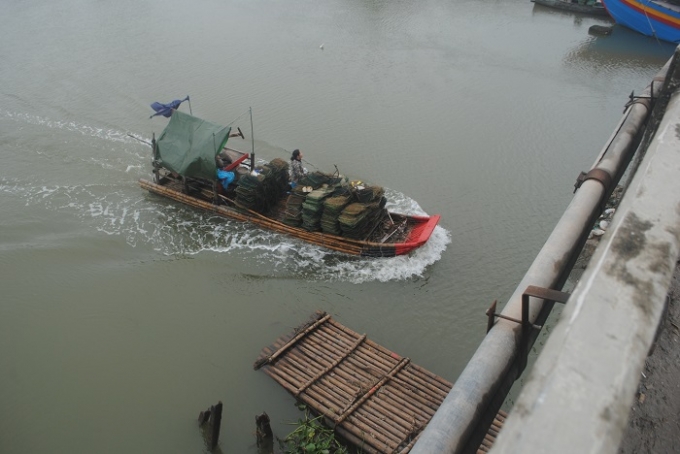 V&agrave; g&acirc;y mất an to&agrave;n cho người v&agrave; phương tiện qua lại dưới ch&acirc;n cầu. (Ảnh: Duy Ngợi).