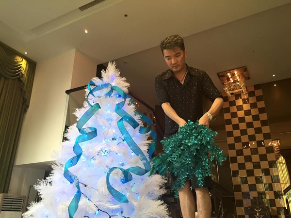 Nam ca sĩ đ&iacute;ch th&acirc;n trang tr&iacute; từng chi tiết. Ảnh: Internet