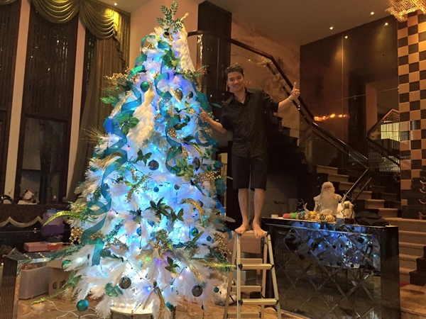 D&ugrave; vướng nhiều tin đ&ocirc;n thất thiệt, song kh&ocirc;ng thể phủ nhận, nam ca sĩ l&agrave; người c&oacute; tr&aacute;i tim gi&agrave;u t&igrave;nh y&ecirc;u thương v&agrave; lu&ocirc;n hết m&igrave;nh với người h&acirc;m mộ. Ảnh: Internet