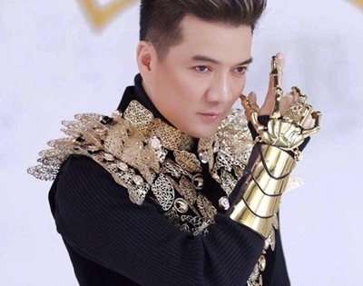 Đàm Vĩnh Hưng cầu kỳ tự mua sắm và  trang trí cây thông Noel