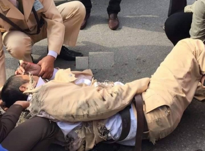 Chiến sĩ Đạt bị thương nặng sau khi bị chiếc xe tải k&eacute;o đi h&agrave;ng chục m&eacute;t. (Ảnh: Đại Văn)