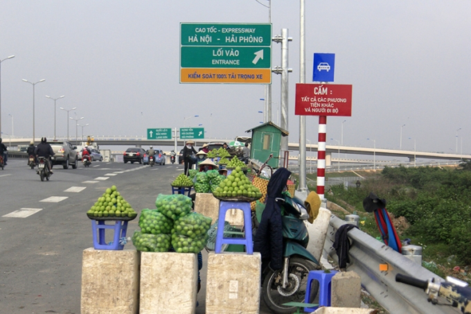 H&agrave;ng d&agrave;i c&aacute;c g&aacute;nh h&agrave;ng rong b&agrave;y tr&agrave;n lan ra đường như thế n&agrave;y