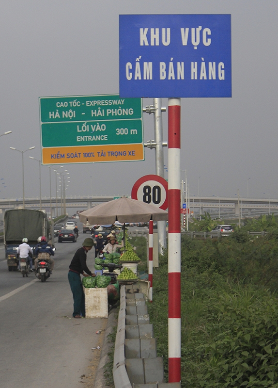 Những người b&aacute;n h&agrave;ng rong c&ograve;n v&ocirc; tư dựng cả &ocirc;, bạt tạo th&agrave;nh một