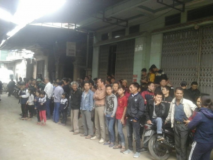 H&agrave;ng trăm người d&acirc;n b&agrave;ng ho&agrave;ng về sự việc xảy ra.