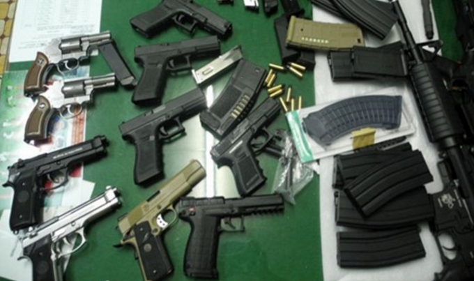 Số s&uacute;ng, đạn thu được tr&ecirc;n xe kh&aacute;ch (Ảnh: Th&aacute;i Thụy)