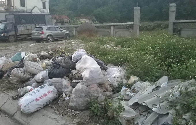 B&atilde;i tập kết r&aacute;c ngay mặt tiền Di chỉ khảo cổ học (ảnh Duy Ngợi).