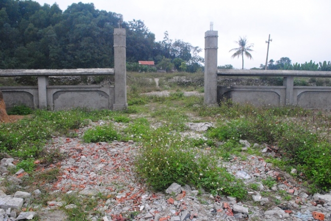 Cổng v&agrave;o Khu di chỉ khảo cổ học cỏ mọc um t&ugrave;m, ngổn ngang phết thải x&acirc;y dựng (ảnh Duy Ngợi).