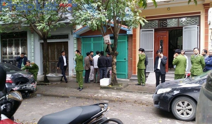 Cơ quan c&ocirc;ng an c&oacute; mặt tại nh&agrave; ri&ecirc;ng của Trung t&aacute; T&ugrave;ng.