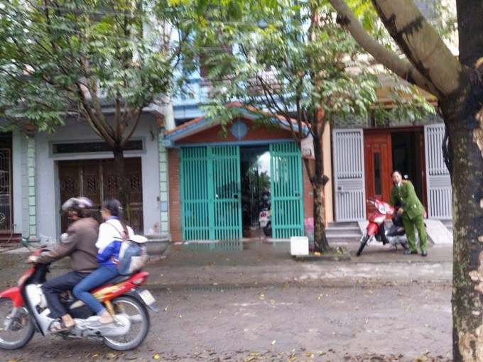 Trong s&aacute;ng nay, lực lượng chức năng đ&atilde; c&oacute; mặt tại gia đ&igrave;nh Trung t&aacute; L&ecirc; Đức T&ugrave;ng để kh&aacute;m nghiệm hiện trường, điều tra, l&agrave;m r&otilde;.