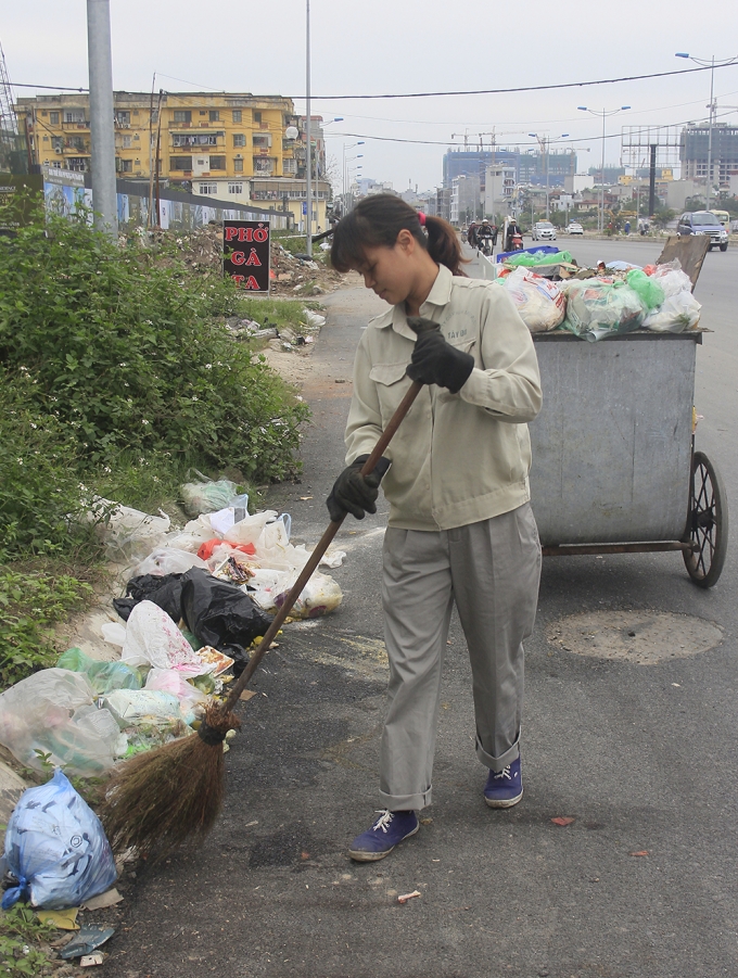 Những người c&ocirc;ng nh&acirc;n vệ sinh cho biết, dẹp kh&ocirc;ng xuể nạn