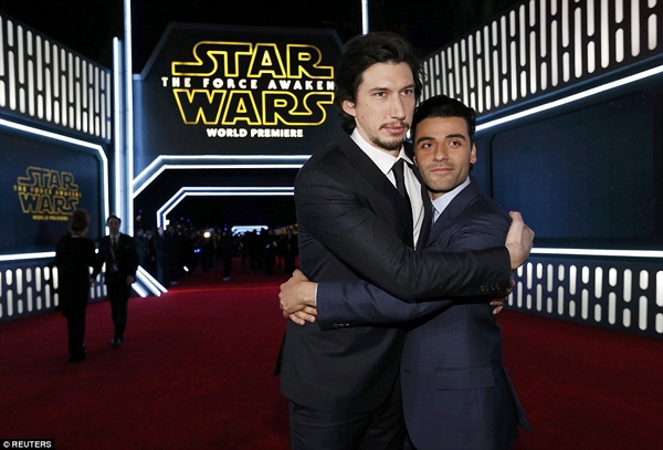 Hai nam diễn vi&ecirc;n AdamDriver v&agrave; Oscar Isaac sẽ tham gia với hai vai diễn l&agrave; Kylo Ren v&agrave; Poe Dameron. Ảnh: Dailymail