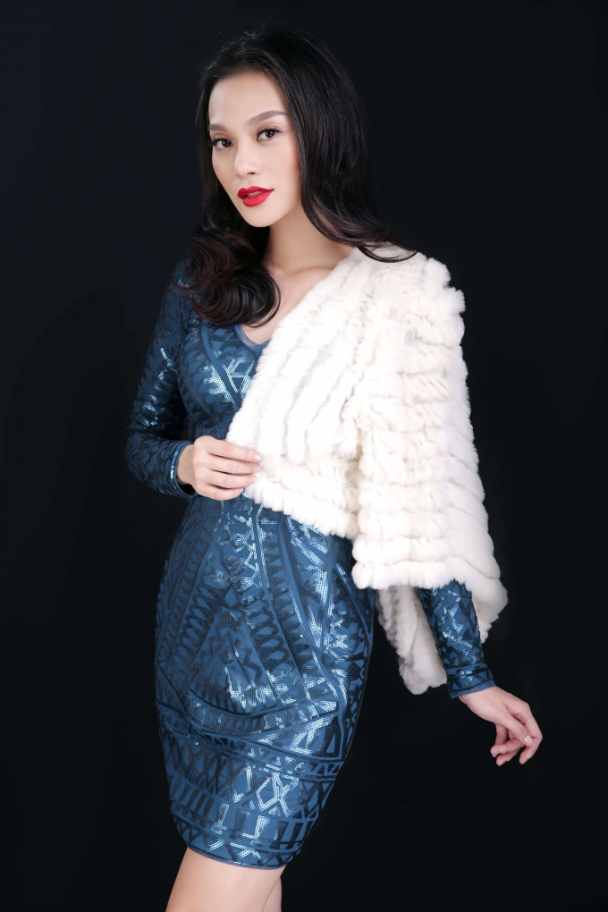 Cao Th&ugrave;y Linh kết hợp kh&eacute;o l&eacute;o hai m&agrave;u xanh - trắng