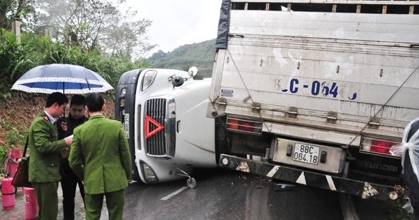 Tai nạn nghiêm trọng trên đường lên Sa Pa, hai người tử vong tại chỗ