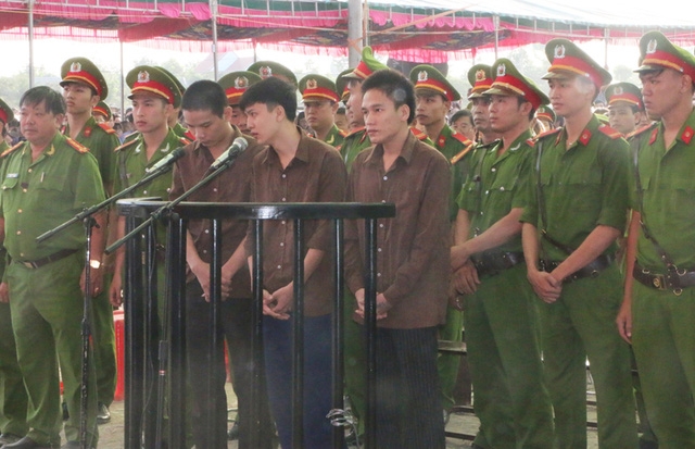 C&aacute;c bị c&aacute;o trước v&agrave;nh m&oacute;ng ngựa. (Ảnh: TTXVN)