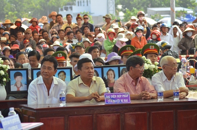 Gia đ&igrave;nh bị hại đang nghe Viện kiểm s&aacute;t luận tội c&aacute;c bị c&aacute;o (Ảnh: D&acirc;n tr&iacute;).