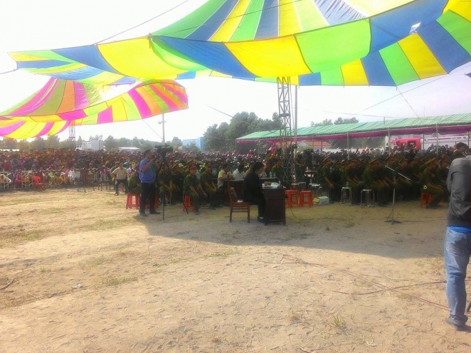 Mặc d&ugrave; giữa trưa nắng n&oacute;ng nhưng rất đ&ocirc;ng người d&acirc;n vẫn đứng theo d&otilde;i phi&ecirc;n x&eacute;t xử.