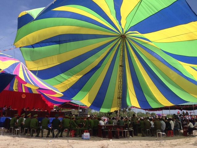 Gi&oacute; lớn đang khiến hệ thống &acirc;m thanh tại phi&ecirc;n xử bị ảnh hưởng (Ảnh: D&acirc;n tr&iacute;).