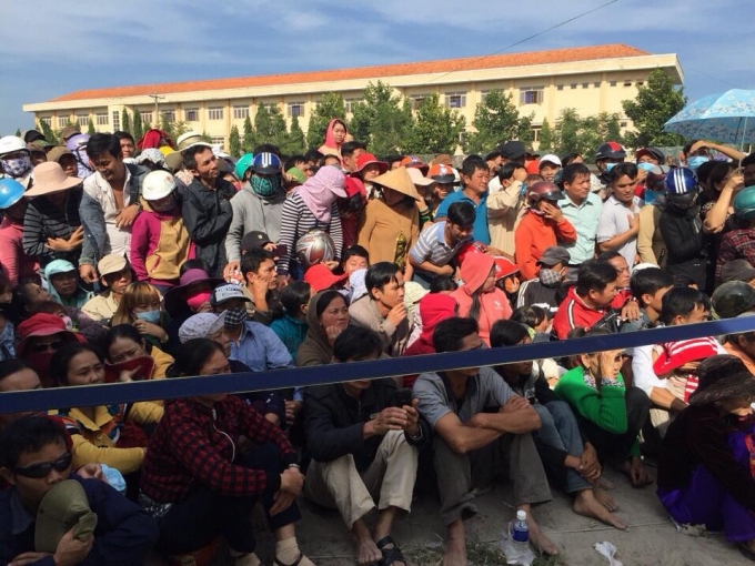 Rất đ&ocirc;ng người d&acirc;n c&oacute; mặt theo d&otilde;i phi&ecirc;n t&ograve;a.