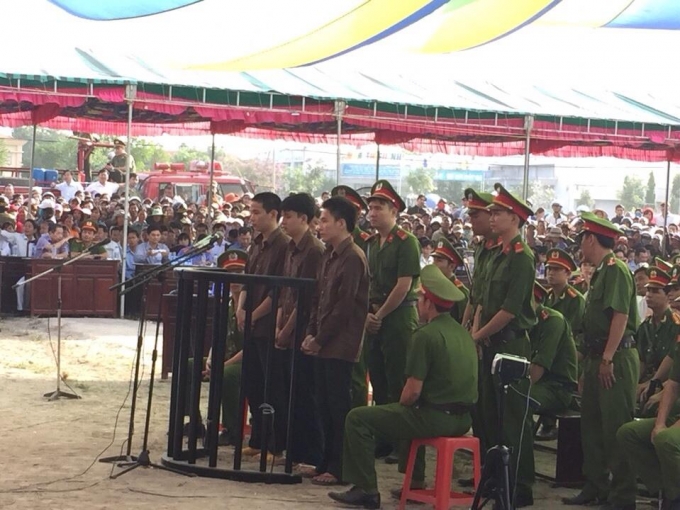 C&aacute;c bị c&aacute;o tại phi&ecirc;n t&ograve;a.