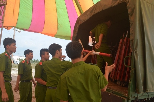 &nbsp;Khoảng 400 cảnh s&aacute;t huy động bảo vệ an ninh phi&ecirc;n t&ograve;a.