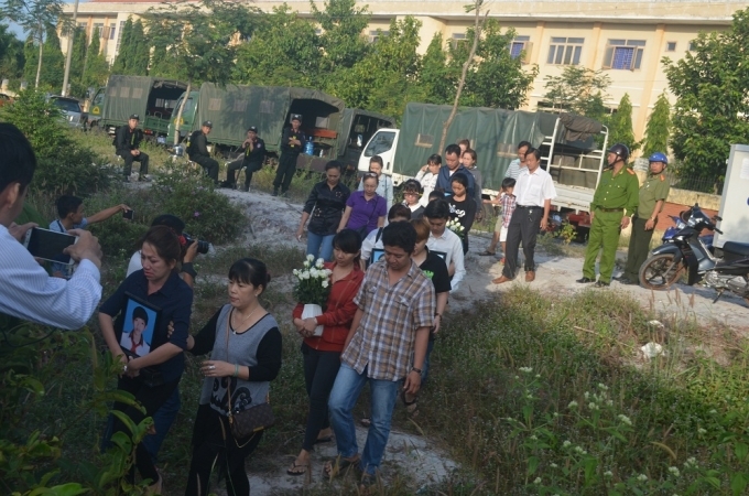 Rất đ&ocirc;ng người d&acirc;n đ&atilde; đến xem x&eacute;t xử Nguyễn Hải Dương c&ugrave;ng đồng phạm.