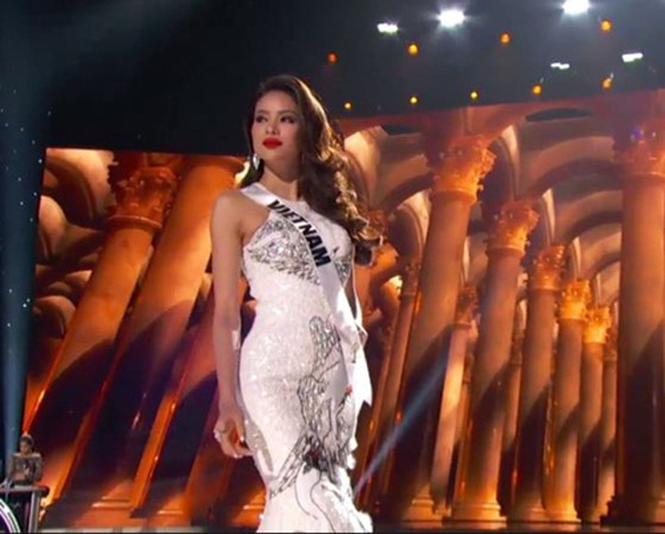 Phạm Hương trong phần thi trang phục da hội. Ảnh: Internet