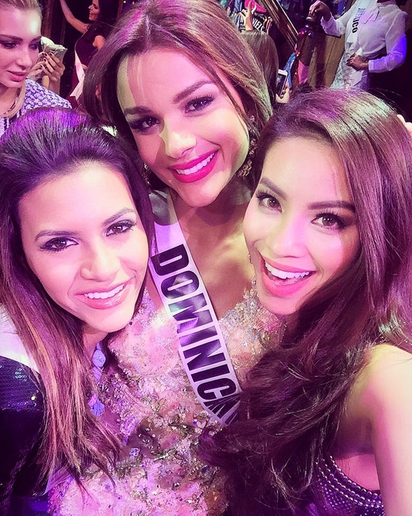 Th&acirc;n thiện, h&ograve;a đồng với c&aacute;c th&iacute; sinh của cuộc thi. Ảnh: Internet