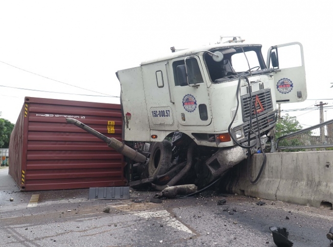 Thanh H&oacute;a: Xe đầu k&eacute;o lật nghi&ecirc;ng tan t&agrave;nh tr&ecirc;n quốc lộ 1A