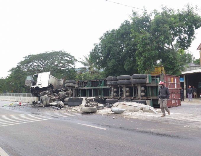 Thanh H&oacute;a: Xe đầu k&eacute;o lật nghi&ecirc;ng tan t&agrave;nh tr&ecirc;n quốc lộ 1A