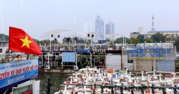 “Quên lệnh” di chuyển, bến tàu thủy Hồ Tây vẫn nằm ì