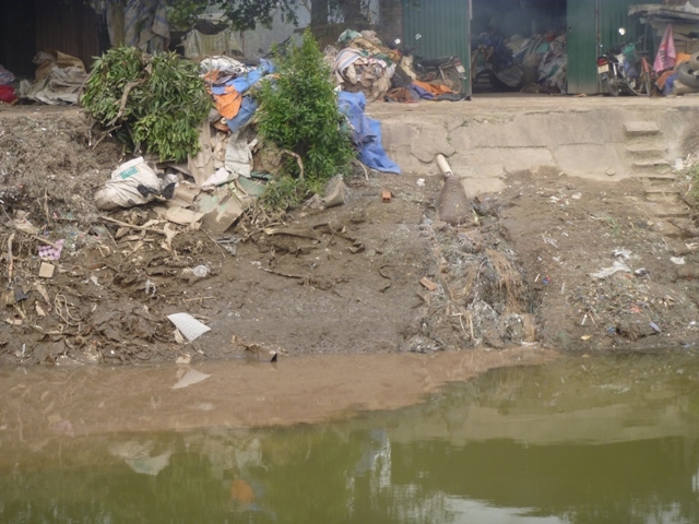 Nước thải từ các nhà máy chế biến rác được xả thẳng ra môi trường