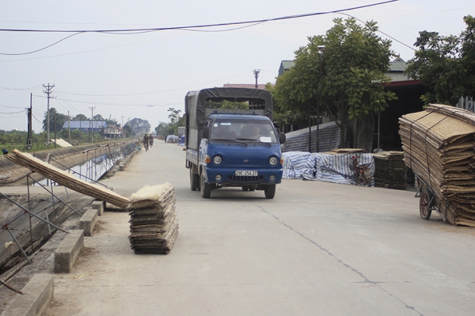 Miến được phơi ngay r&igrave;a đường bụi bặm...