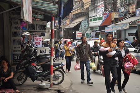 Cảnh tắc đường ở cổng Bệnh viện Nhi.