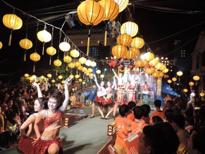 Dạ hội ch&agrave;o năm mới, Hội An - 2016 hứa hẹn mang đến cho du kh&aacute;ch cảm gi&aacute;c m&ecirc; đắm trong năm mới. Ảnh: Internet