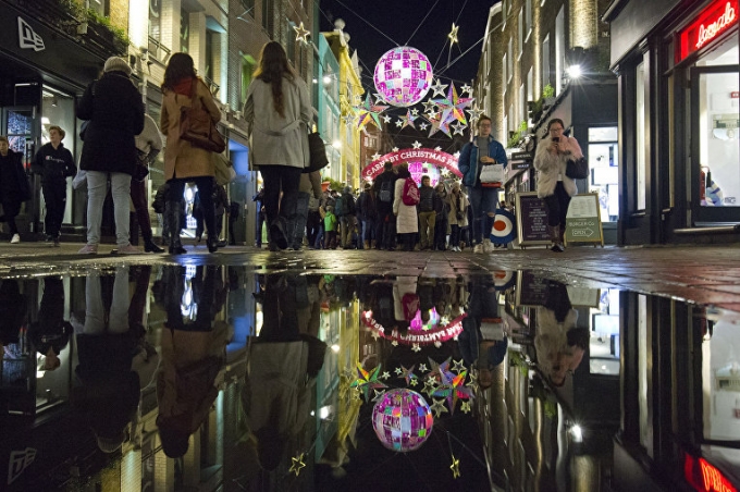 Đường phố London (Anh) được trang tr&iacute; rực rỡ, để ch&agrave;o đ&oacute;n m&ugrave;a Gi&aacute;ng sinh an l&agrave;nh 2015. (Ảnh: AFP)