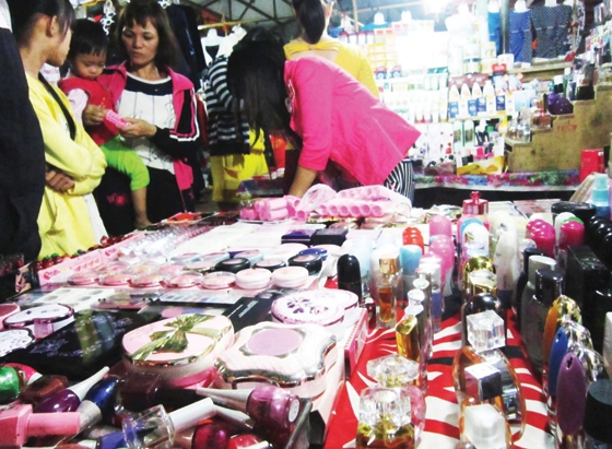 Người ti&ecirc;u d&ugrave;ng biết mỹ phẩm k&eacute;m chất lượng nhưng vẫn mua (ảnh minh họa)