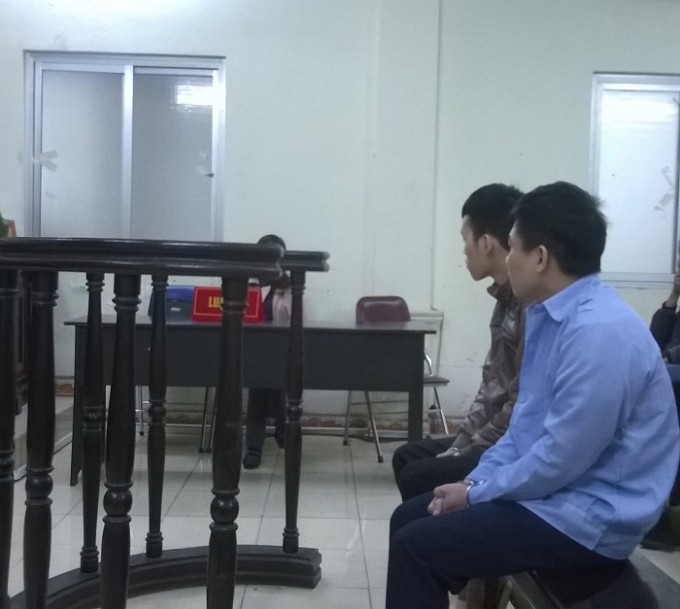 Bị c&aacute;o Nguyễn Đ&igrave;nh Định v&agrave; Ph&ugrave;ng Xu&acirc;n Sơn tại phi&ecirc;n t&ograve;a ph&uacute;c thẩm ng&agrave;y 23/12 - Ảnh: Nguyễn Xinh