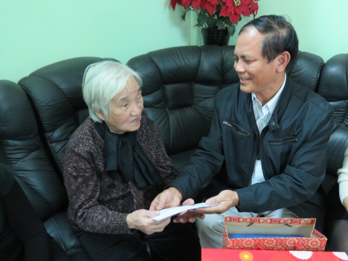 &Ocirc;ng L&ecirc; Văn H&ugrave;ng - Ph&oacute; Tổng Gi&aacute;m đốc c&ocirc;ng ty TNHH Kh&aacute;ch sạn Kinh Đ&ocirc; trao qu&agrave; của c&ocirc;ng ty&nbsp;cho mẹ Việt Nam anh h&ugrave;ng Đỗ Thị Nhuận.