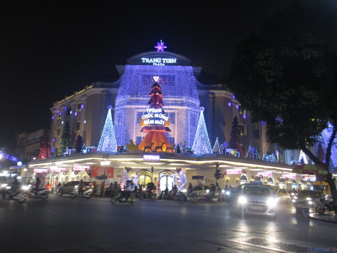 &Aacute;nh s&aacute;ng lung linh m&agrave;u sắc được trang tr&iacute; nổi bật với h&igrave;nh ảnh c&acirc;y th&ocirc;ng Noel v&agrave; ch&uacute; tuần lộc tại TTTM Tr&agrave;ng Tiền PLAZA.