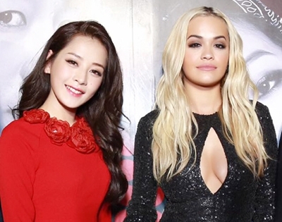 Chipu xinh đẹp rạng rỡ, đọ dáng cùng ngôi sao Rita Ora