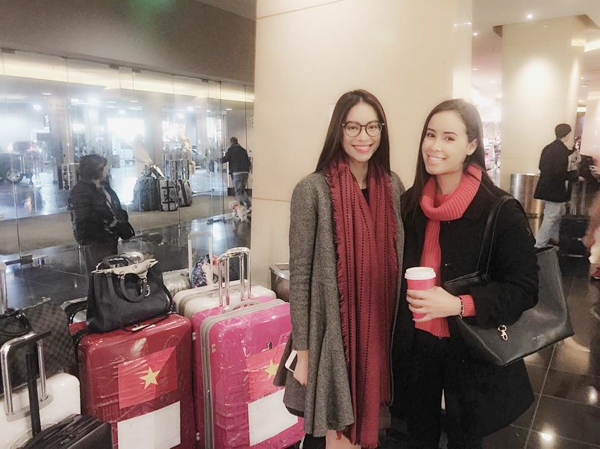 Phạm Hương khoe nhan sắc rạng rỡ khi chụp ảnh c&ugrave;ng người h&acirc;m mộ. Ảnh: Internet