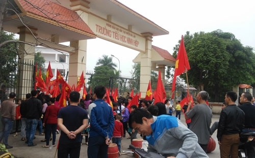 Ninh Hiệp, hàng nghìn học sinh bị chặn, không cho vào trường