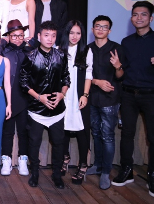 Team Justatee &amp;amp;amp; Big Daddy gồm Producer Onion (Nguyễn Ngọc Ho&agrave;ng Anh) - DJ T&iacute;t (Trần Thị Thủy Ti&ecirc;n) - Bi&ecirc;n đạo H&agrave; L&ecirc;