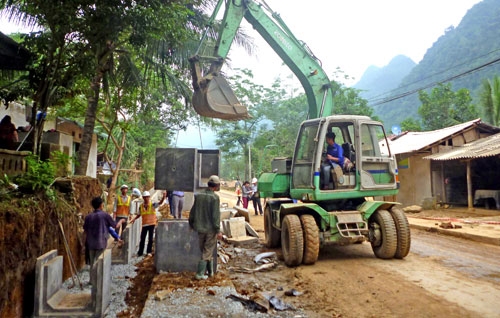 Một đoạn Quốc lộ 217 đang được thi c&ocirc;ng n&acirc;ng cấp, mở rộng. Ảnh Internet